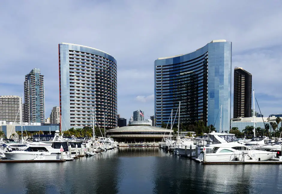 A picture of the Manchester Grand Hyatt San Diego with its beautiful facade and the San Diego Bay in the background.